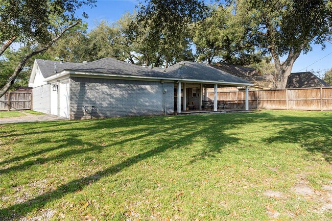Building Photo - 9655 Meadowland Dr
