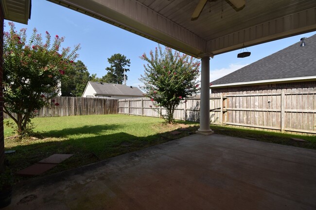 Building Photo - Spacious 3 Bedroom, 2 Bath Home