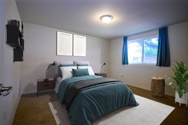 Building Photo - 2 Bed 2 Bath garden level unit in a 4 plex, south of main