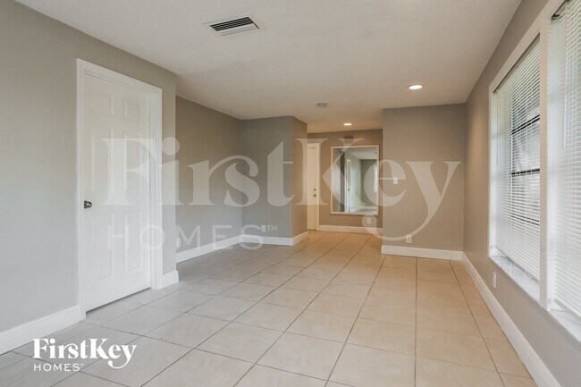 Building Photo - 11201 NW 39th Ct