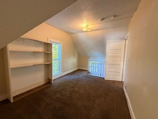 Building Photo - *LEASE SPECIAL* 3 Bedroom House $795