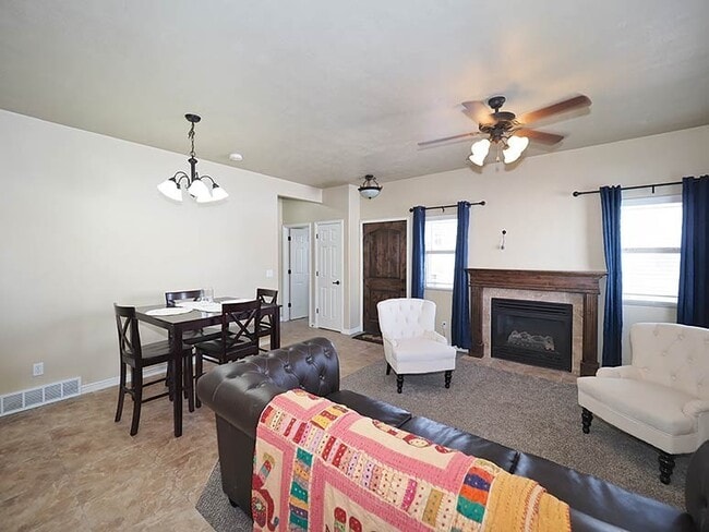 Building Photo - Perfect Town Home in Eagle Mountain