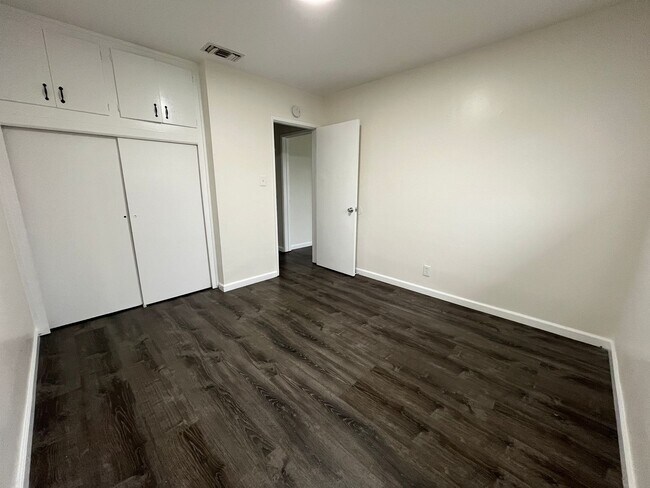 Building Photo - Lovely 3 Bedroom 1 Bath House with Garage