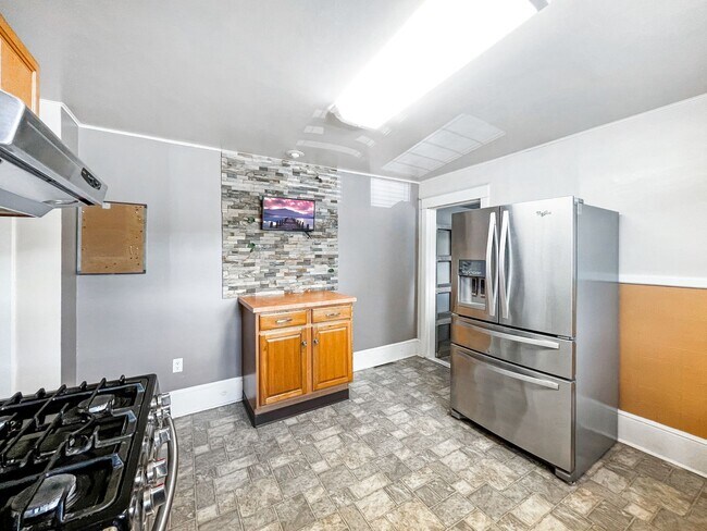 Building Photo - Cozy 3BR/1BA - Pet Friendly Up To 2 Pets Under 35#