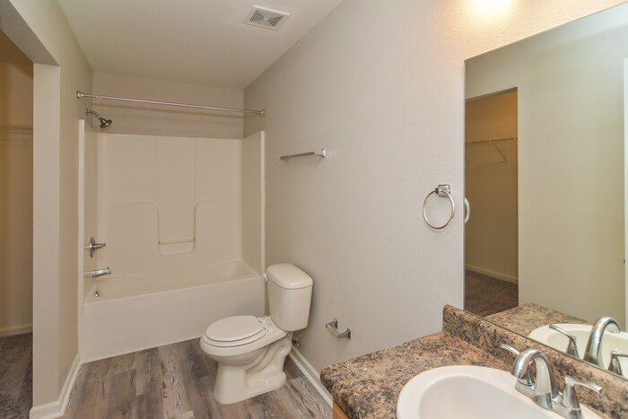 Building Photo - 130 Dormont Dr NE