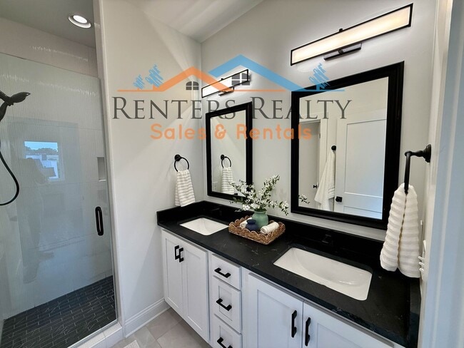 Building Photo - Stunning 2 Bedroom with Courtyard