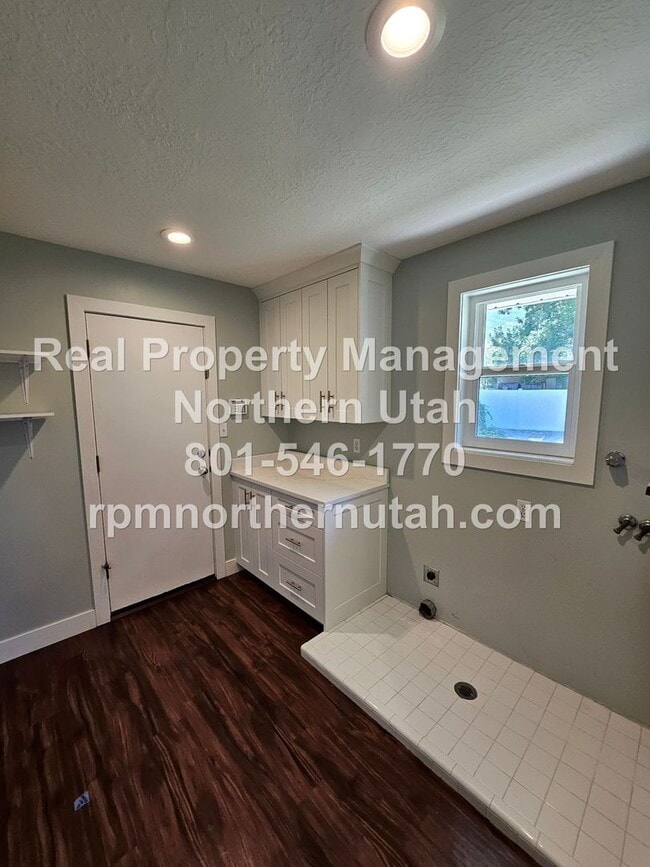 Building Photo - Stunning 5 Bedroom Home in Kaysville Now A...