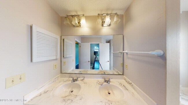 Building Photo - 2063 Wax Myrtle Ct