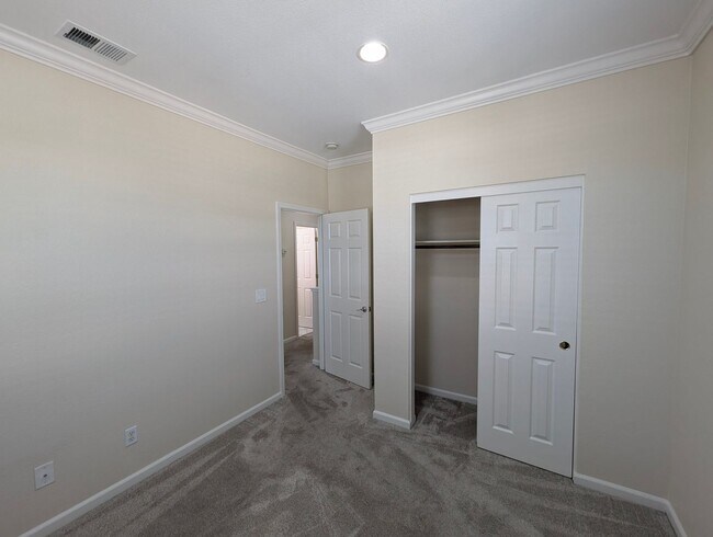 Building Photo - Well-Appointed Fairfield 3/2.5 Home with E...