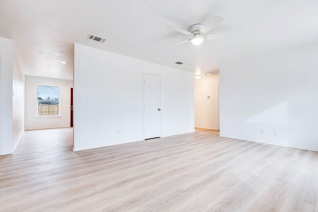 Building Photo - Updated 3 Bedroom Home For Lease!!