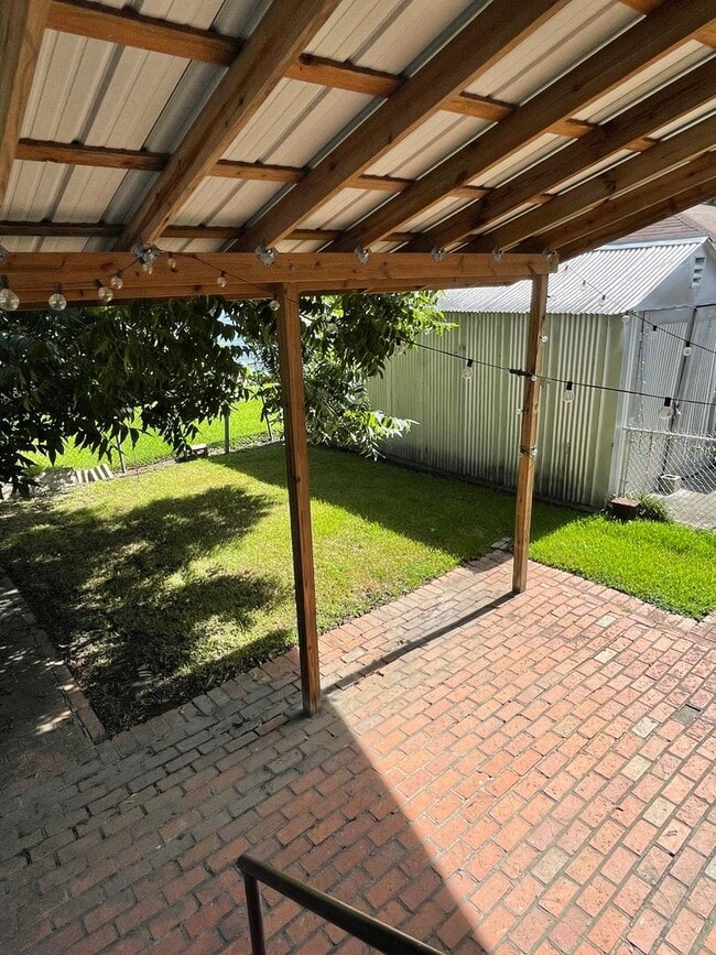 Building Photo - Large 3BD/2BA House Uptown with Driveway and Fenced Backyard