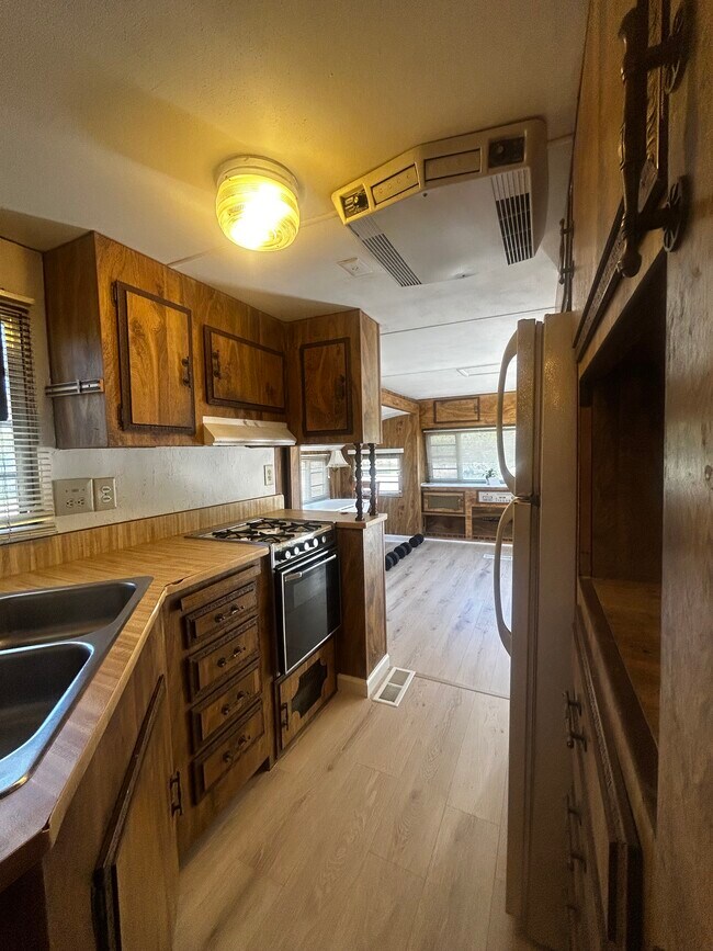 Building Photo - 1120 N Justice Dr