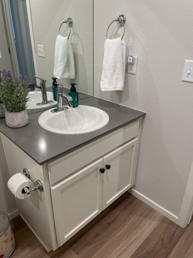 Building Photo - Newer 2 Bed / 2 Bath 2nd Floor Condo w/ 2 Car Garage