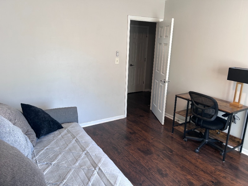 Building Photo - 318 Moir St