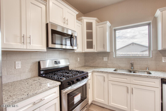 Building Photo - 14929 Tierra Crystal Ave