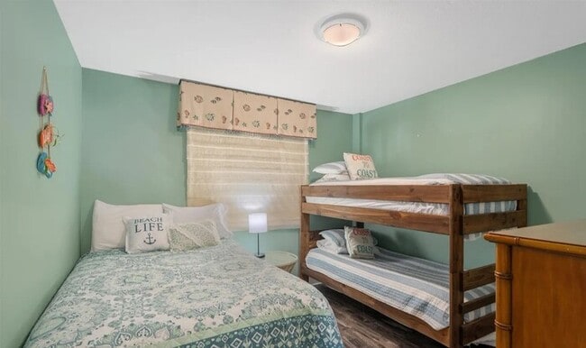 Building Photo - This charming, spacious ground-level unit 2bedr 2bath