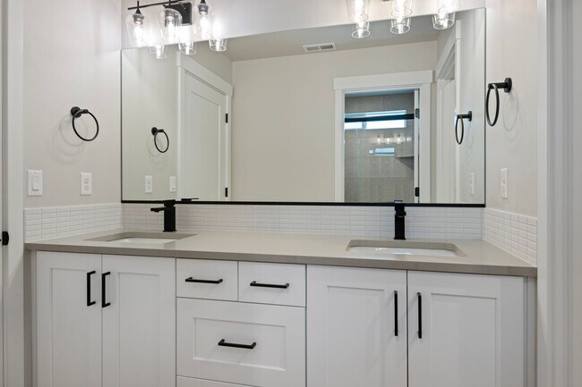 Building Photo - 20852 SE Denver Dr