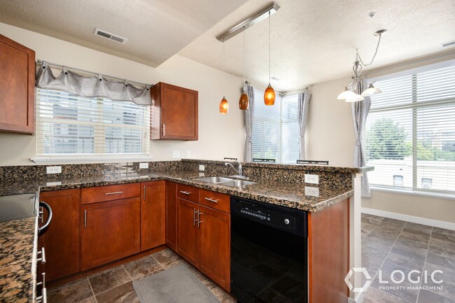 Building Photo - Grand Unit in Salt Lake City!