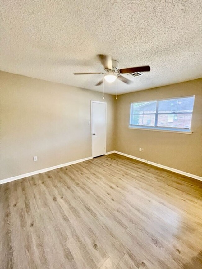 Building Photo - 816 Horseshoe Dr