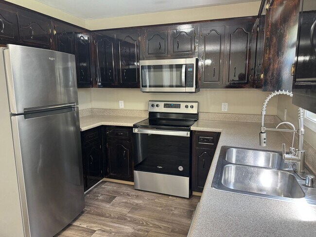 Building Photo - $1425/18 month lease or $1450/12 month lease.