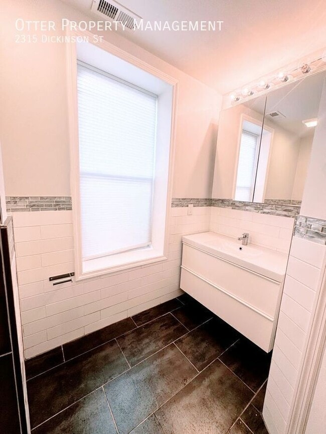 Building Photo - 2315 Dickinson St