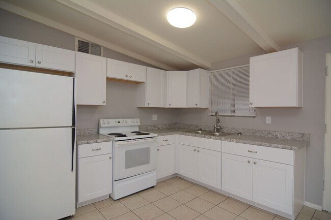 Building Photo - Remodeled 3 Bedroom 2 Bath House! Central/...