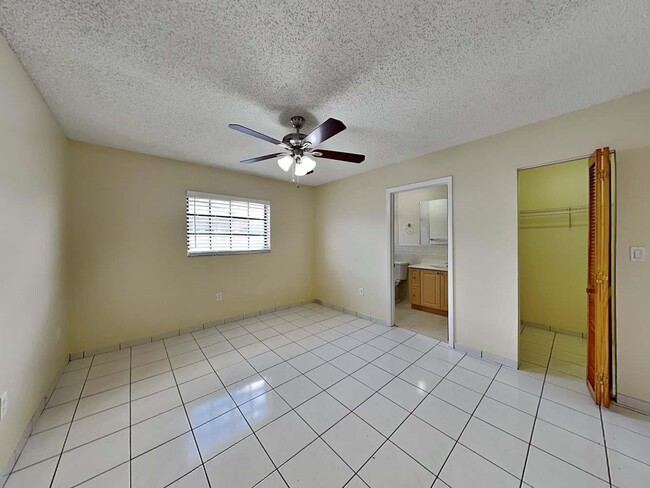 Building Photo - 2522 W 72nd St