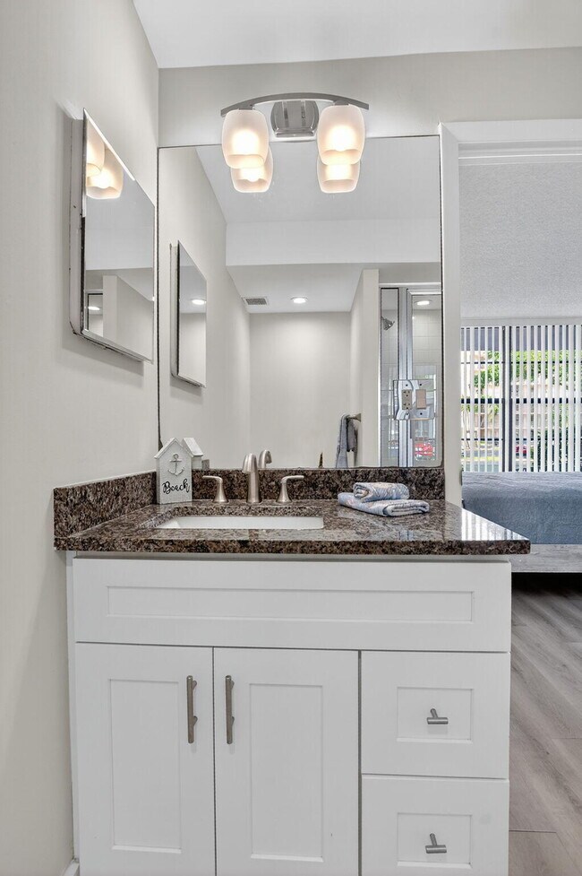 Building Photo - 8 Royal Palm Way