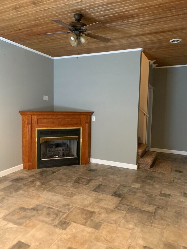 Building Photo - 3 Bedroom / 2.5 Bath Condo  Johnson City, TN