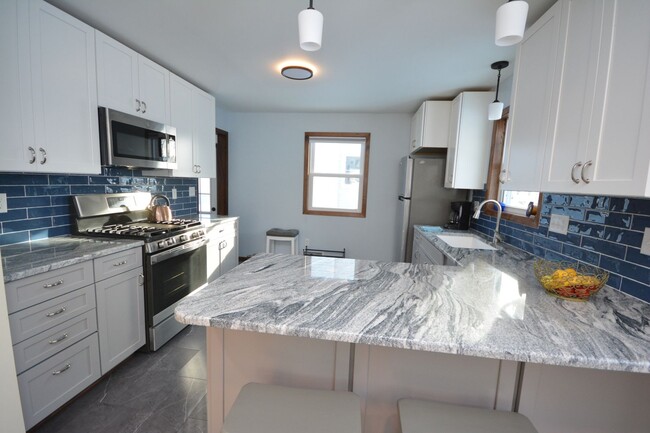 Building Photo - Beautiful 2bed Home With New Renovations F...