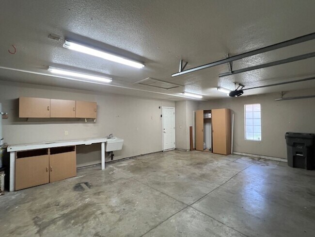 Building Photo - BEAUTIFUL HOME WITH POOL IN ROSEVILLE!