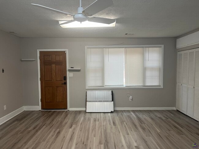 Building Photo - 409 Forest Lake Dr