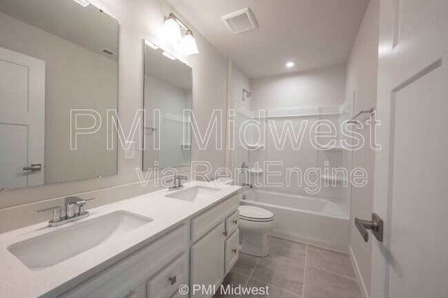 Building Photo - 581 Roosevelt St