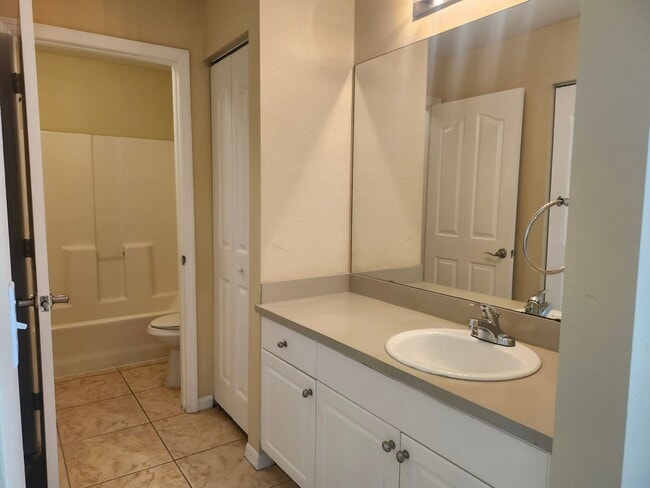 Building Photo - 3 bedroom 2 bath 1 car garage duplex