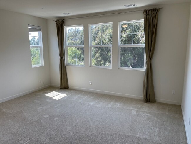 Building Photo - Large 5 Bed / 3 Bath Standalone unit in Lo...