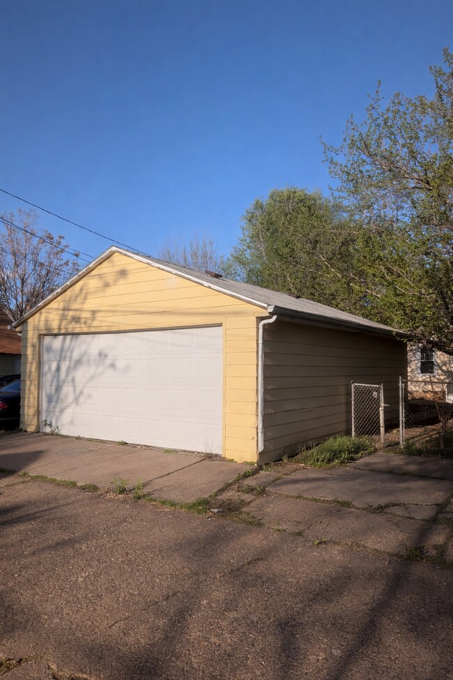 Building Photo - 3 Bedroom Moline Home with 2 Car Garage
