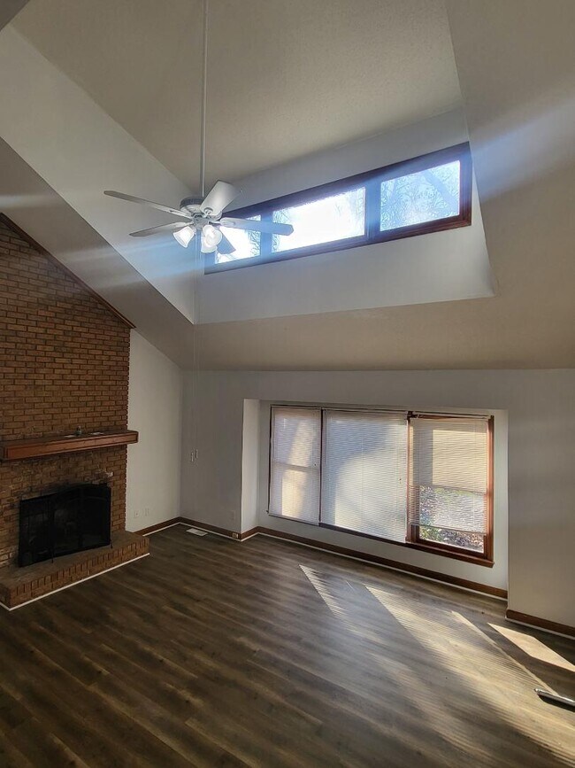 Building Photo - 3000 Jamestown Dr