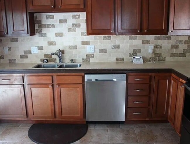 Building Photo - 5-bedroom, 2-bathroom home located in the heart of Colorado Springs