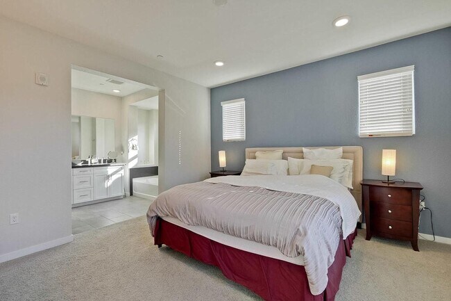 Building Photo - Spacious 4 bedrooms 4.5 bath town home for...