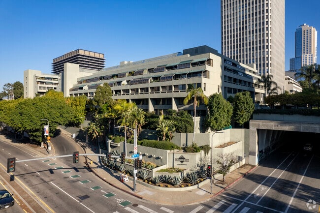 880 W 1st St - Promenade West
