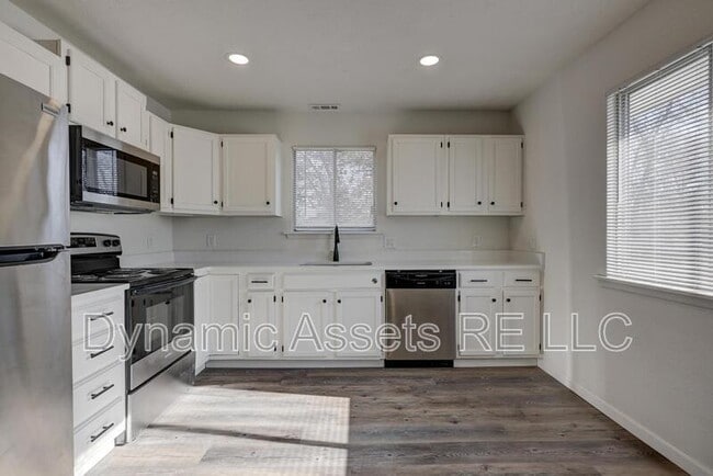 Building Photo - 1902 John F Kennedy St