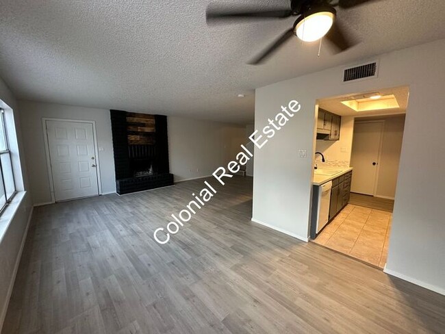 Building Photo - Spacious and updated 2 bedroom 1 & 1/2 bat...