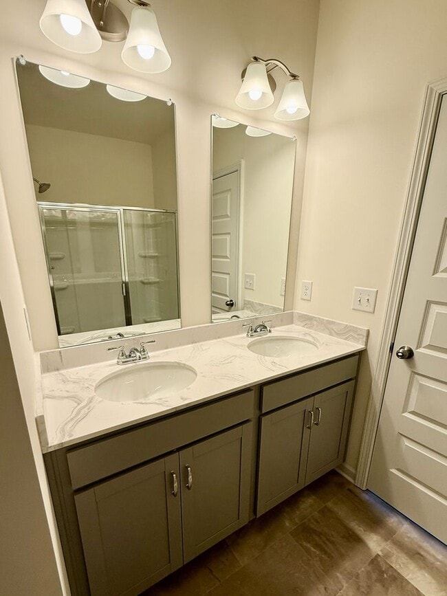 Building Photo - New no-fuss townhome close to everything