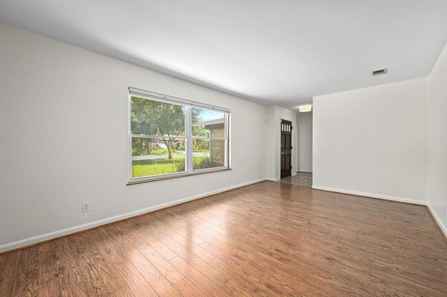 Building Photo - 1607 Glencrest Dr