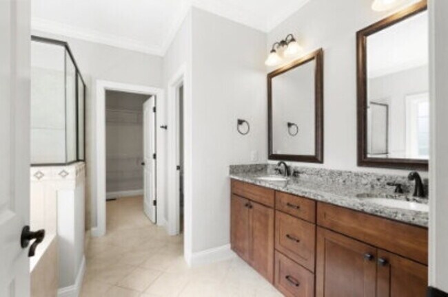 Building Photo - 585 Herons Brook Dr