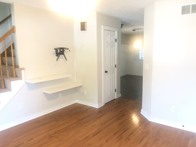 Building Photo - Gorgeous 2 BR Townhouse in Normal