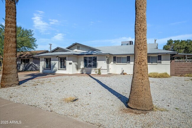 Building Photo - 110 W Del Rio Dr