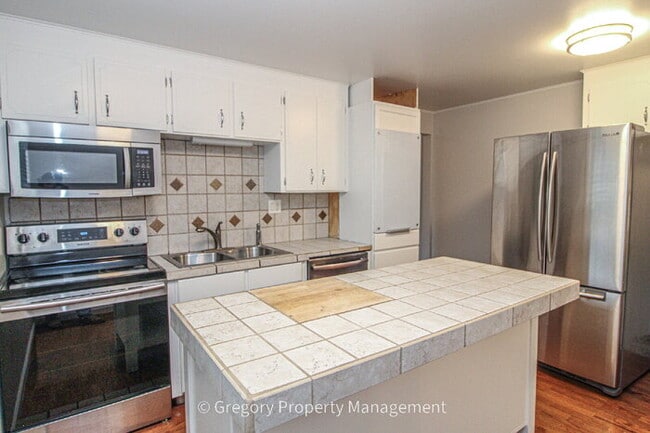 Building Photo - Charming, Well Maintained 4 Bedroom, 2.5 Bathroom Bothell Area Home in Northshore S.D. Spacious F...