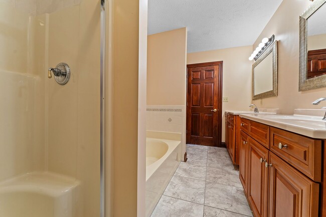 Building Photo - 652 Saddlebrook Dr