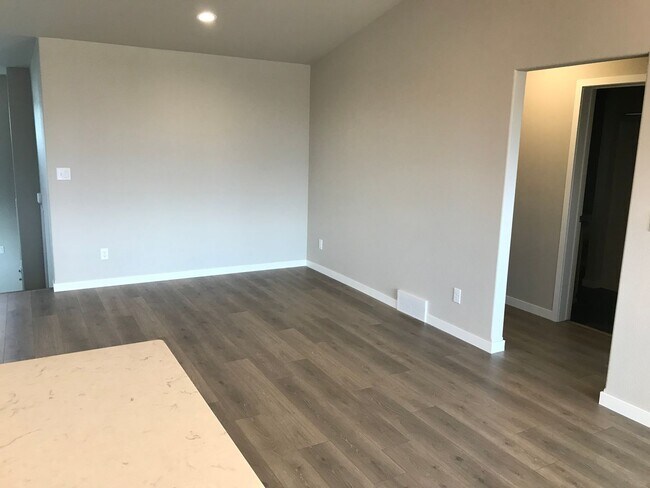 Building Photo - 4 Bed 2 Bath Single Family Home